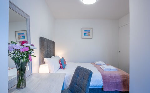 Harbour Nights Deluxe 7E: Design Intérieur, Meubles, Chambre, Sol, Plafond, Domicile, Lit, Appartement, Oreiller, Pièce