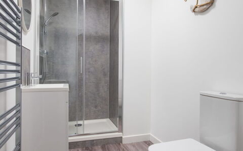 Harbour Nights Deluxe 7E: Sol, Sol, Design Intérieur, Luminaire Plomberie, Plafond, Pièce, Salle De Bains, Plomberie, Évier, Toilette