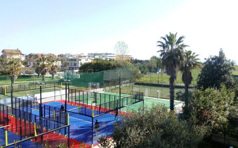 Appartamenti Della Rosa Seaside Abruzzo: Arbre, Court De Tennis, Ombre, Loisir, Sport Raquette, Net, Parc, Aménagement Paysager