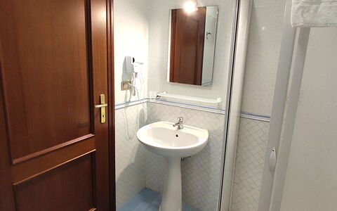 Appartamenti Della Rosa Seaside Abruzzo: Sol, Sol, Bois, Luminaire Plomberie, Design Intérieur, Lavabo, Pièce, Évier, Plomberie, Salle De Bains