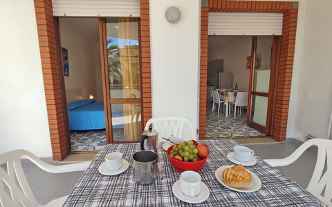 Appartamenti Della Rosa Seaside Abruzzo: Meubles, Chaise, Tache De Bois, Ombre, Mobilier De Jardin, Table Cuisine Et Salle A Manger, Plante D'Appartement, Balcon, Tableau De Plein Air