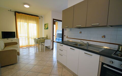 Appartamenti Della Rosa Seaside Abruzzo: Sol, Design Intérieur, Sol, Meubles, Comptoir, Cuisine, Pièce, Table Cuisine Et Salle A Manger, Plafond, Chaise