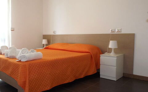 Residence Near The Sea - Abruzzo: Sol, Sol, Bois, Design Intérieur, Chambre, Orange, Drap De Lit, Pièce, Plafond, Lit