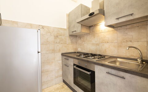 Gallipoli Apartment Ac, Seaside: Cuisine, Principaux Appliance, Sol, Comptoir, Appareil De Cuisine, Sol, Cabinetry, Design Intérieur, Électroménager, Le Fourneau