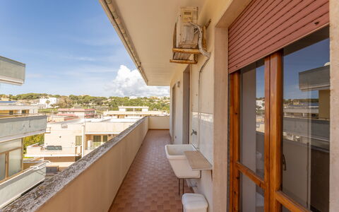 Giovanni Apartment In Gallipoli, Ac, Seaside: Appartement, Zone Résidentielle, Balcon, Condominium, Conception, Daylighting, Tache De Bois