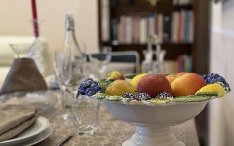 Sto Bene Qua: Vaisselle, Serveware, Table, Meubles, Vaisselle, Fruit, Aliments, Assiette, Nappe De Table, Drinkware