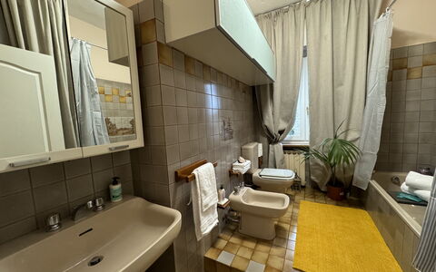 Sto Bene Qua: Sol, Luminaire Plomberie, Sol, Évier, Siège De Toilette, Lavabo, Design Intérieur, Salle De Bains, Toilette, Plomberie