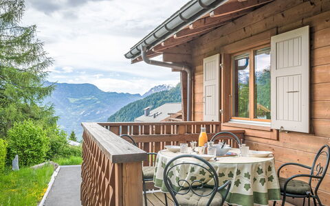 L'Eden: Bois, Meubles, Domicile, Chaise, Chalet, Dur, Chaîne De Montagnes, Tache De Bois, Porche, Eco Hôtel
