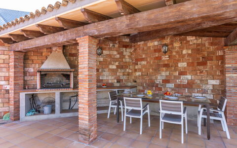 Esteva: Brique, Bois, Meubles, Sol, Sol, Brickwork, Tache De Bois, Chaise, Tuile, Plafond