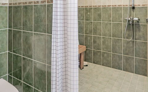 Katinkulma 1: Mur, Sol, Salle De Bains, Sol, Luminaire Plomberie, Tuile, Plomberie, Composite, Toilette, Douche
