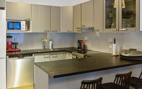 Katinkulma 2: Meubles, Appareil De Cuisine, Cuisine, Comptoir, Design Intérieur, Cabinetry, Principaux Appliance, Sol, Bois, Électroménager