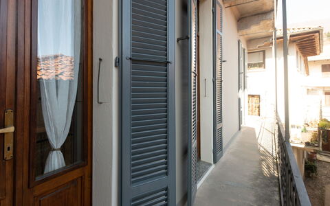 Mergozzo (Lago di Mergozzo) 230: Bois, Composite, Métal, Accueil Porte, Tache De Bois, Dur, Daylighting, Balcon, Couvre-Fenêtres