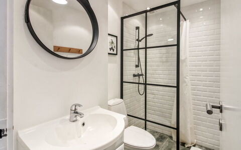 Mijat - 50M from the Sea: Mur, Design Intérieur, Sol, Salle De Bains, Luminaire Plomberie, Sol, Toilette, Plomberie, Pièce, Appartement