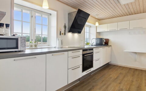 Uddi - 1.3Km from the Sea: Cuisine, Sol, Comptoir, Design Intérieur, Bois, Appareil De Cuisine, Sol, Parquet, Meubles, Cabinetry
