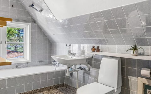 Ibbe - 3.5Km from the Sea: Sol, Luminaire Plomberie, Sol, Design Intérieur, Salle De Bains, Plomberie, Tuile, Évier, Robinet, Toilette