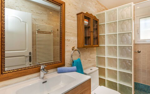 Luz del Mar: Mur, Design Intérieur, Sol, Luminaire Plomberie, Bois, Sol, Armoire De Toilette, Salle De Bains, Pièce, Cabinetry