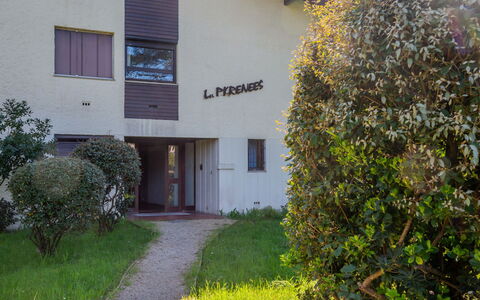 Pyrénées: Arbuste, Zone Résidentielle, Domicile, Pelouse, Allée, Cour, Aménagement Paysager, Jardin, Biens, Arrière-Cour