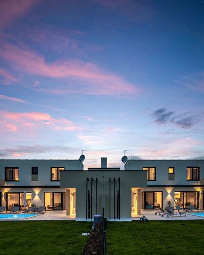 Stella & Alba: Domicile, Chalet, Biens, Ombre, Jardin, Arrière-Cour, Cour, Hacienda, Aménagement Paysager, Batiments Jardin