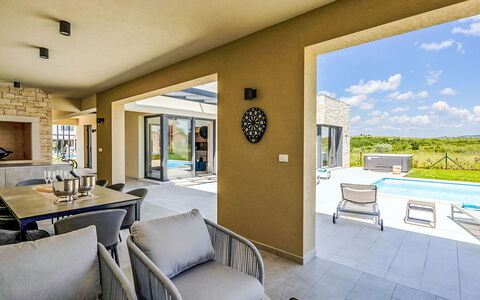 Alba: Domicile, Chalet, Biens, Ombre, Jardin, Arrière-Cour, Cour, Hacienda, Aménagement Paysager, Batiments Jardin