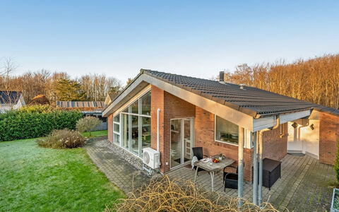 Takenya - 350M to the Fjord: Toit, Maison, Domicile, Chalet, Porte, Siding, Plate-Forme, Porche, Planche, Dur