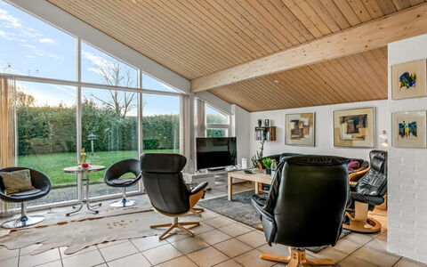 Takenya - 350M to the Fjord: Toit, Maison, Domicile, Chalet, Porte, Siding, Plate-Forme, Porche, Planche, Dur