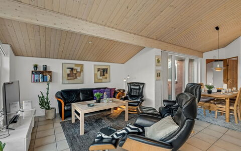 Takenya - 350M to the Fjord: Toit, Maison, Domicile, Chalet, Porte, Siding, Plate-Forme, Porche, Planche, Dur