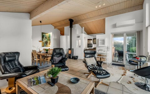 Takenya - 350M to the Fjord: Toit, Maison, Domicile, Chalet, Porte, Siding, Plate-Forme, Porche, Planche, Dur