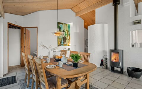 Takenya - 350M to the Fjord: Toit, Maison, Domicile, Chalet, Porte, Siding, Plate-Forme, Porche, Planche, Dur