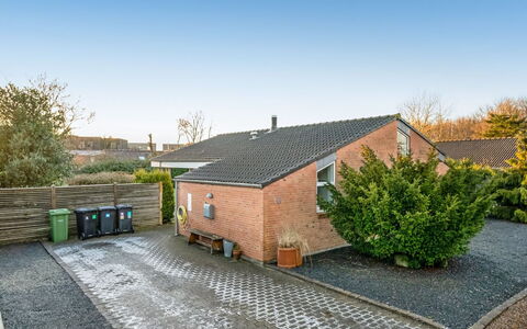 Takenya - 350M to the Fjord: Toit, Maison, Domicile, Chalet, Porte, Siding, Plate-Forme, Porche, Planche, Dur