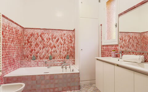 Le Mas de Gattières: Sol, Sol, Salle De Bains, Luminaire Plomberie, Tuile, Design Intérieur, Rose, Plomberie, Mosaïque, Baignoire