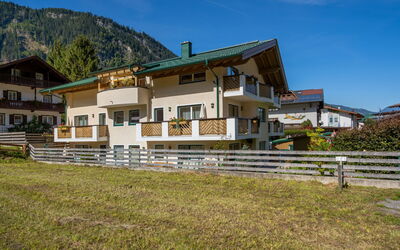 Rosa 905.5: Établissements Humains, Balcon, Chaîne De Montagnes, Biens, Porche, Villa, Village De Montagne, Allée, Hôtel, Alpes