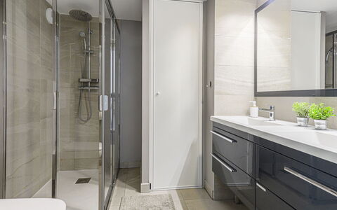 Prestige View: Luminaire Plomberie, Salle De Bains, Sol, Design Intérieur, Armoire De Toilette, Sol, Porte, Lavabo, Plomberie, Évier