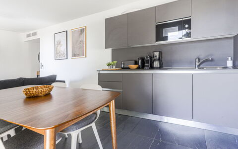 Prestige View: Meubles, Cuisine, Comptoir, Design Intérieur, Cabinetry, Appareil De Cuisine, Sol, Bois, Principaux Appliance, Pièce