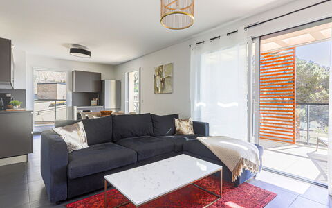 Prestige View: Meubles, Design Intérieur, Canapé, Sol, Sol, Mur, Bois, Salon, Plafond, Pièce