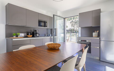 Prestige View: Meubles, Design Intérieur, Sol, Comptoir, Cuisine, Bois, Cabinetry, Sol, Plafond, Domicile