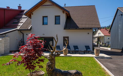 Arni: Bâtiment, Maison, Toit, Domicile, Zone Résidentielle, Façade, Chalet, Siding, Allée, Biens