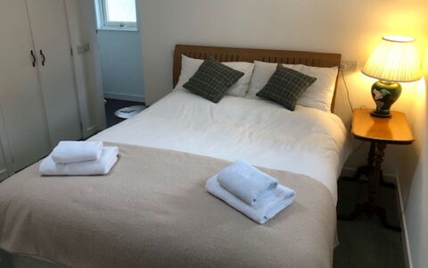 Coach House: Lit, Chambre, Literie, Drap De Lit, Bois, Sol, Meubles, Cadre De Lit, Sol, Design Intérieur