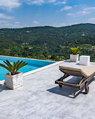 Villa Bella: Piscine, Mobilier De Jardin, Composite, Dalle, Recours, Ombre, Balancelle, Tuile, Chaise, Chaise Longue