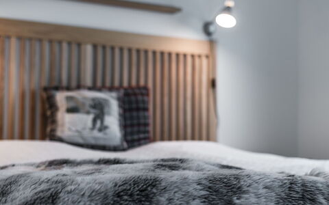 Trillevallen 3: Chambre, Lit, Linge, Literie, Drap De Lit, Meubles, Cadre De Lit, Lampe, Dur, Oreiller