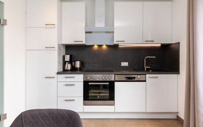 Bergblick 39.1: Appareil De Cuisine, Cuisine, Comptoir, Cabinetry, Design Intérieur, Principaux Appliance, Bois, Meubles, Sol, Électroménager