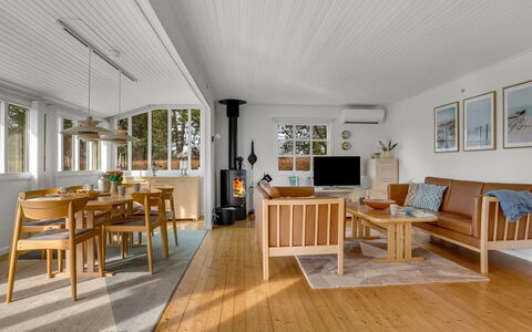 Andrine - 100M from the Sea: Maison, Domicile, Toit, Chalet, Biens, Aménagement Paysager, Batiments Jardin, Siding, Ferme