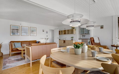 Andrine - 100M from the Sea: Maison, Domicile, Toit, Chalet, Biens, Aménagement Paysager, Batiments Jardin, Siding, Ferme