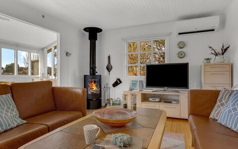 Andrine - 100M from the Sea: Maison, Domicile, Toit, Chalet, Biens, Aménagement Paysager, Batiments Jardin, Siding, Ferme