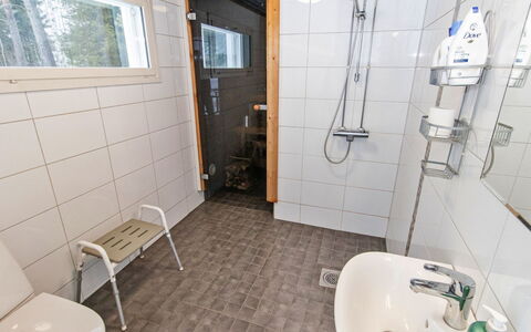 Villa Onnela: Luminaire Plomberie, Sol, Bois, Sol, Évier, Salle De Bains, Lavabo, Design Intérieur, Plomberie, Robinet