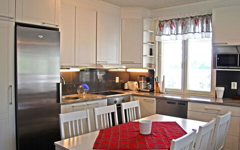 Villa Onnela: Cuisine, Meubles, Bois, Appareil De Cuisine, Sol, Comptoir, Principaux Appliance, Design Intérieur, Cabinetry, Sol