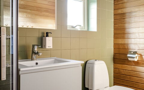 Renen 14A: Siège De Toilette, Salle De Bains, Toilette, Sol, Luminaire Plomberie, Mur, Design Intérieur, Sol, Évier, Armoire De Toilette