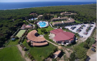 Nature & Country Resort Near The sea: Piscine, Recours, Vue Du Ciel, Ville Resort, Photographie Aérienne, Hôtel, Thermes, Station Balnéaire, Vacances