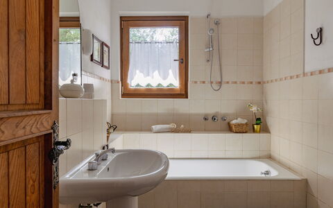 Casa Iume: Salle De Bains, Luminaire Plomberie, Design Intérieur, Sol, Mur, Baignoire, Robinet, Sol, Lavabo, Évier