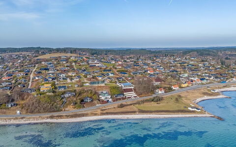 Stavros - 100M from the Sea: Zone Résidentielle, Arbuste, Maison, Domicile, Jardin, Biens, Ombre, Aménagement Paysager, Pelouse