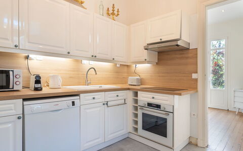 Miarka: Cuisine, Appareil De Cuisine, Comptoir, Cabinetry, Principaux Appliance, Design Intérieur, Sol, Bois, Meubles, Sol